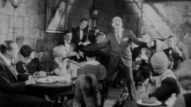 «Певец джаза» (1927) — первый полнометражный звуковой и музыкальный фильм. «Певец джаза» (1927) — первый полнометражный звуковой и музыкальный фильм.