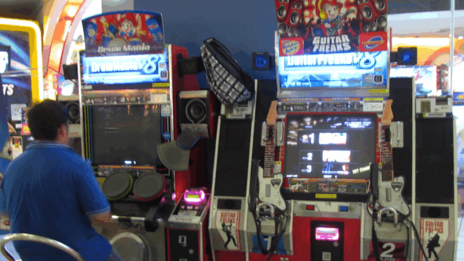 Аркадные автоматы DrumMania и GuitarFreaks Аркадные автоматы DrumMania и GuitarFreaks