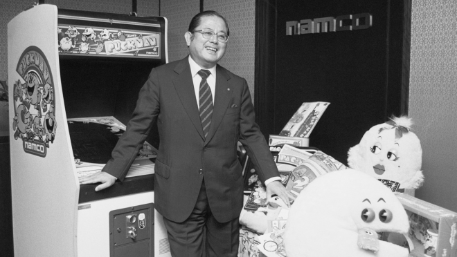 Основатель Namco Масая Накамура рядом с первоначальной версией Pac-Man (1980) Основатель Namco Масая Накамура рядом с первоначальной версией Pac-Man (1980)