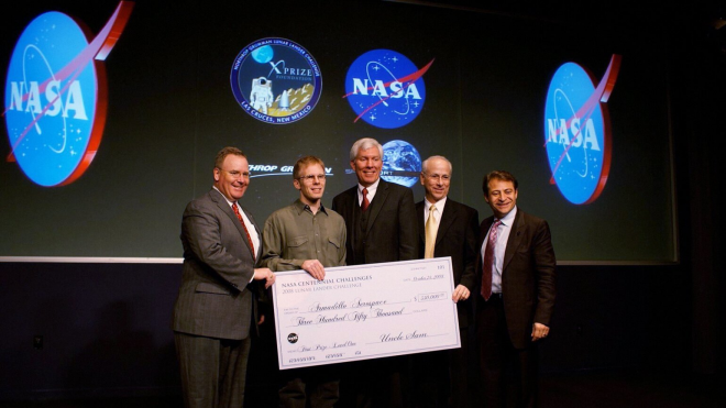 Джон Кармак получает чек от NASA Джон Кармак получает чек от NASA